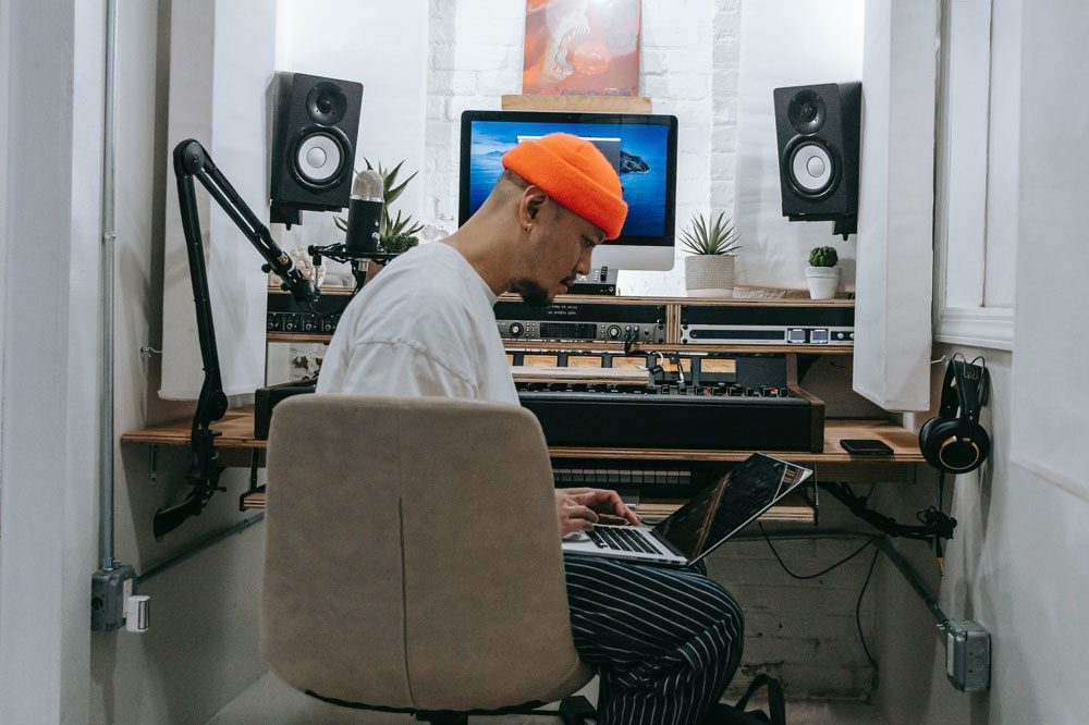 Essential Gear Tips For Music Production Beginners – cover