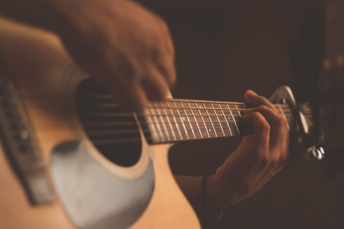 Features to Look for in a Travel Guitar – cover