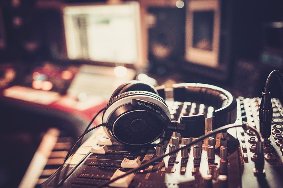 How to Make It in the Music Industry: Ways to Jumpstart Your Music Career – cover